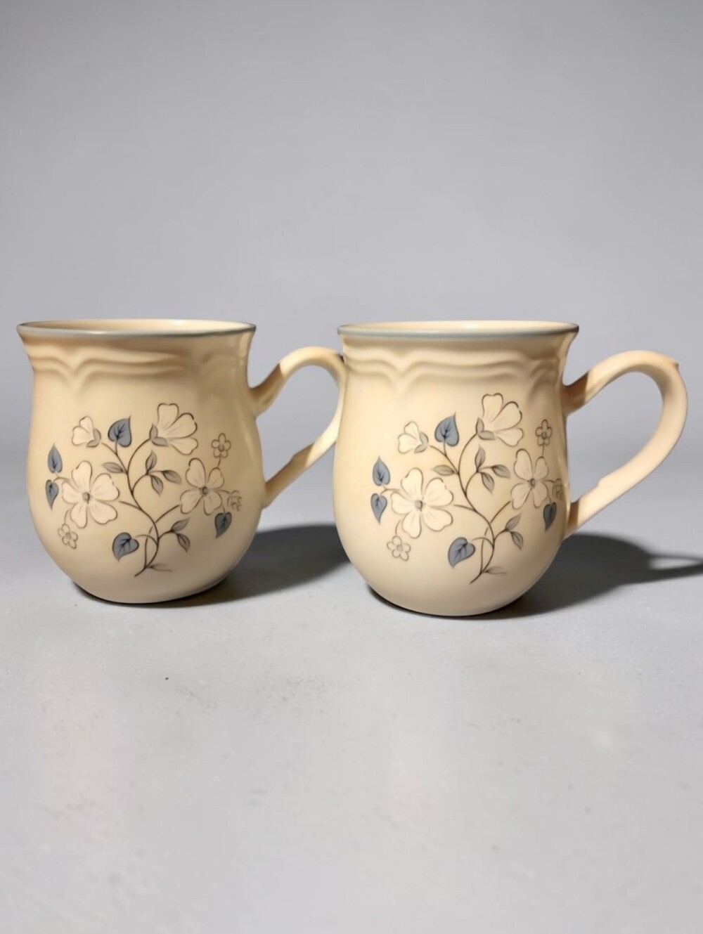 Vtg Mugs Covington Avondale Coffee Tea Cider White Flowers Blue Trim Leaves